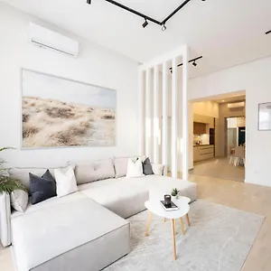 Apartment Luxurious & Spacious With Balcony, Budapest