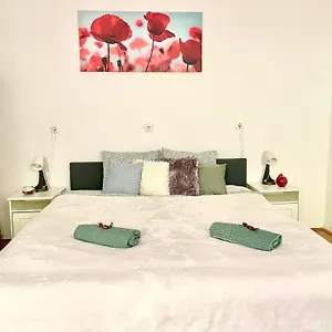 Very Warm With Big Bed Near New York Cafe Apartmán
